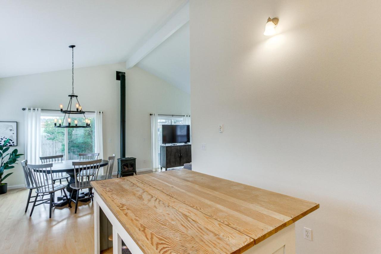 Airy Coastal Escape With Deck - Steps To Beach! باسيفيك بيتش المظهر الخارجي الصورة